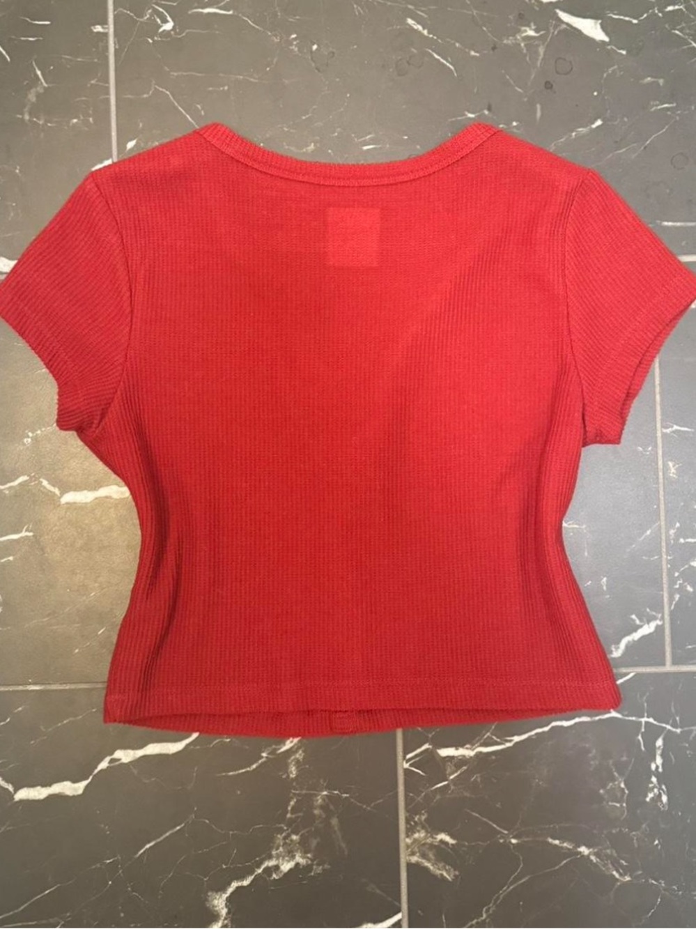Red Ribbed Snap-Front Short Sleeve Top - Picture 2 of 3